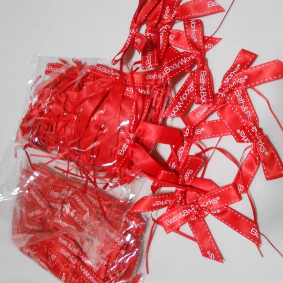 NEW BUNDLE LOT 2 BAGS 50 EACH BATH & BODY WORKS RED RIBBONS BOWS CRAFTS 100 π - Picture 2 of 9